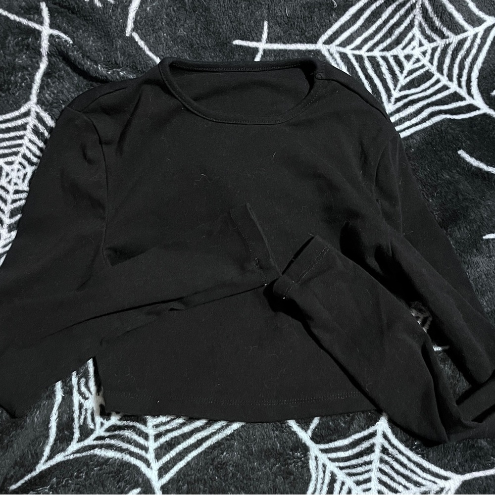 black long sleeve crop top 🖤